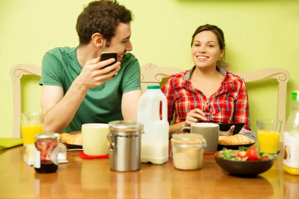 Pareja Joven Desayuno Hombre Usando Smartphone — Foto de Stock