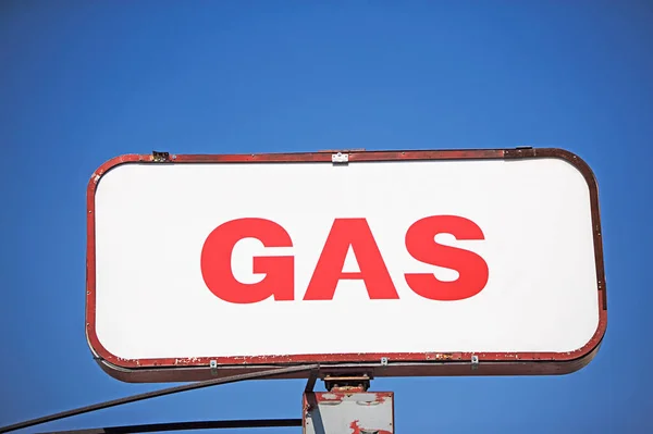 Газовый Знак Над Синим Небом — стоковое фото