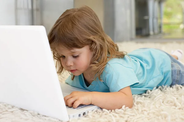 Chica Joven Usando Una Computadora Portátil — Foto de Stock