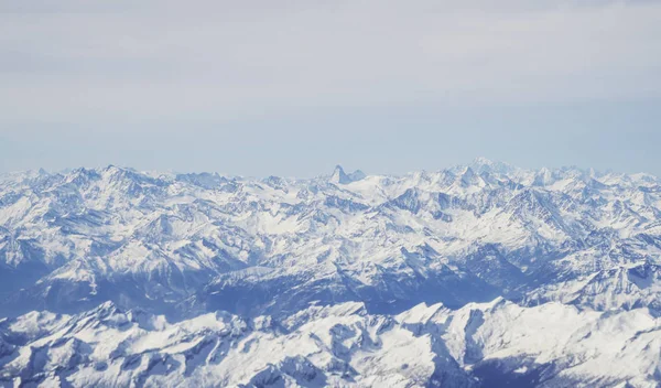 하늘에서 바라본 스위스의 스위스 알프스를 뒤덮고 — 스톡 사진