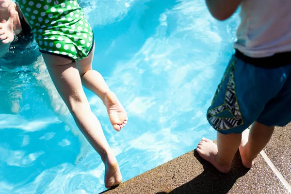 Fille Sauter Dans Piscine — Photo