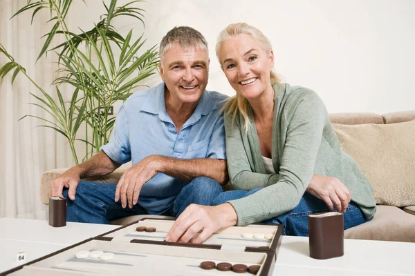 Pareja jugando Backgammon —  Fotos de Stock