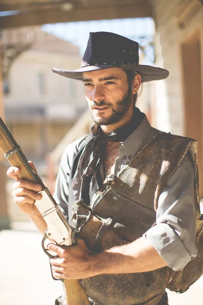 Cowboy Sujetando Armas Fuego Sobre Set Películas Salvajes Del Oeste — Foto de Stock
