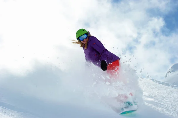 Γυναίκα Snowboarding Στα Βουνά — Φωτογραφία Αρχείου