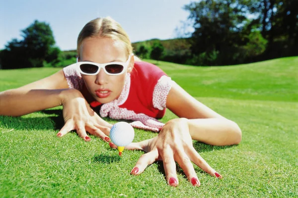 Mulher Jogando Golfe Campo — Fotografia de Stock