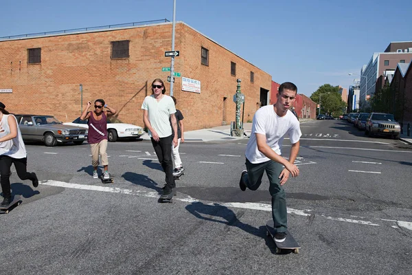 Скейтбордисты Городской Улице — стоковое фото