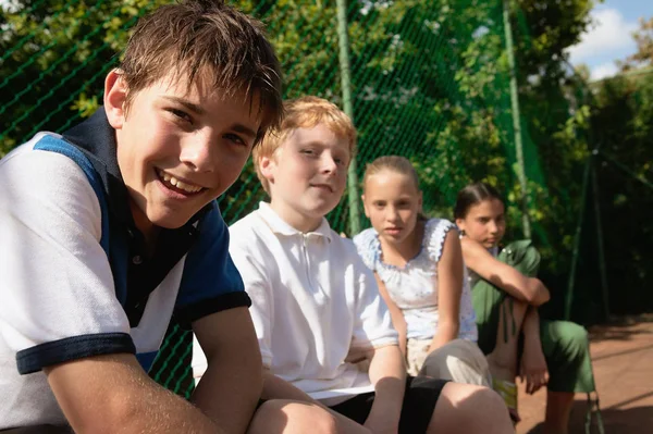 Gruppenporträt Von Kindern Die Die Kamera Schauen — Stockfoto