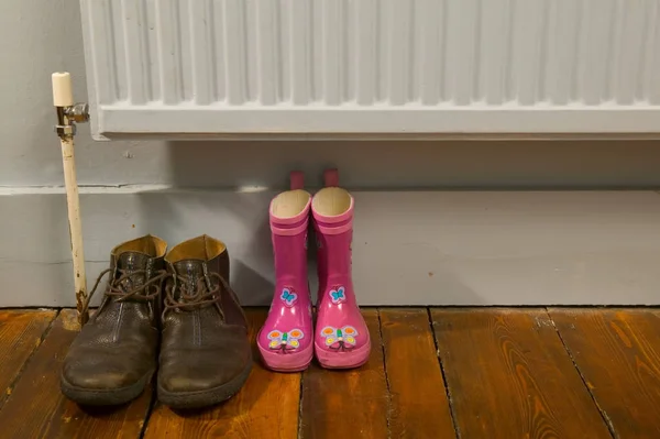 Shoes next to a radiator — kuvapankkivalokuva
