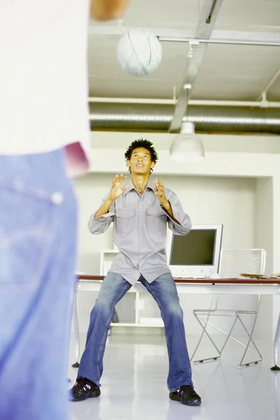 Männer Spielen Büro Mit Ball — Stockfoto