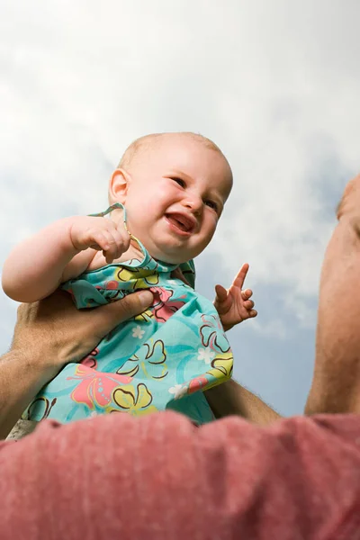 Vader Houdt Schattige Kleine Baby Meisje — Stockfoto