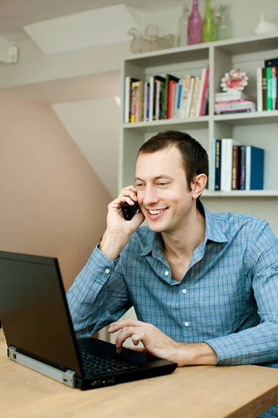 Giovane Uomo Che Utilizza Laptop Telefono — Foto Stock