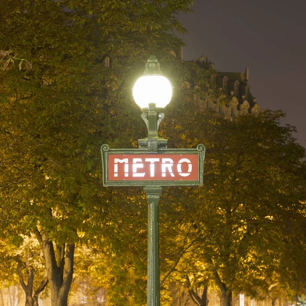 Vista Del Alumbrado Público Cartel Del Metro Por Noche París —  Fotos de Stock