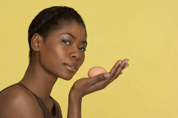 Ung Kvinna Som Håller Ett Ägg — Stockfoto