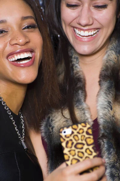 Δύο Νεαρές Γυναίκες Που Παίρνουν Αυτο Πορτρέτο Smartphone — Φωτογραφία Αρχείου