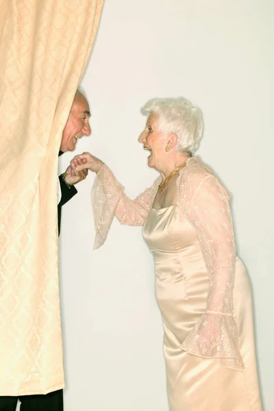 Мужчина Целует Руку Пожилой Женщины — стоковое фото