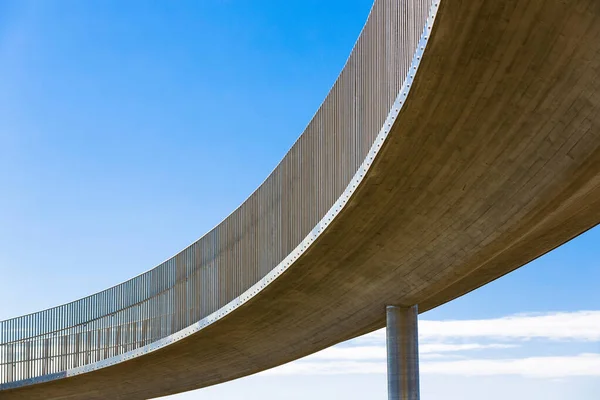 Gebogen Voetgangersbrug Van Onderen — Stockfoto