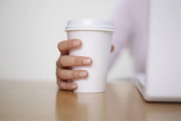 Frau Mit Einer Kaffeetasse Aus Papier — Stockfoto