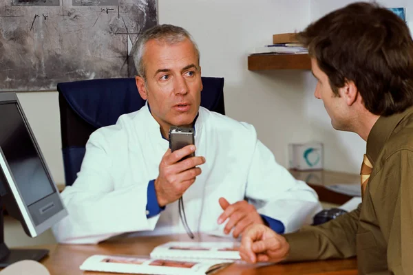 Homem Que Fala Com Doutor — Fotografia de Stock