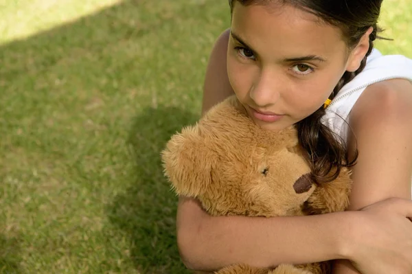 年轻女孩与玩具熊 — 图库照片