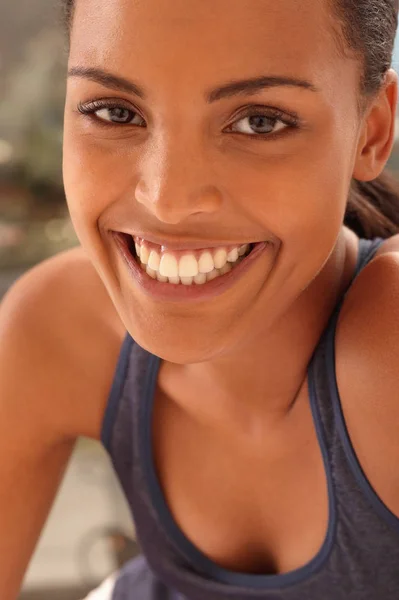 Retrato Uma Jovem Sorridente — Fotografia de Stock