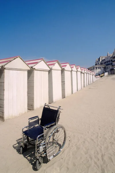 Reihe Von Strandhütten Für Rollstuhlfahrer — Stockfoto
