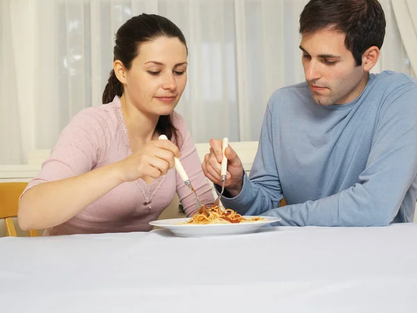 Casal Partilha Espaguete Bolonhesa — Fotografia de Stock