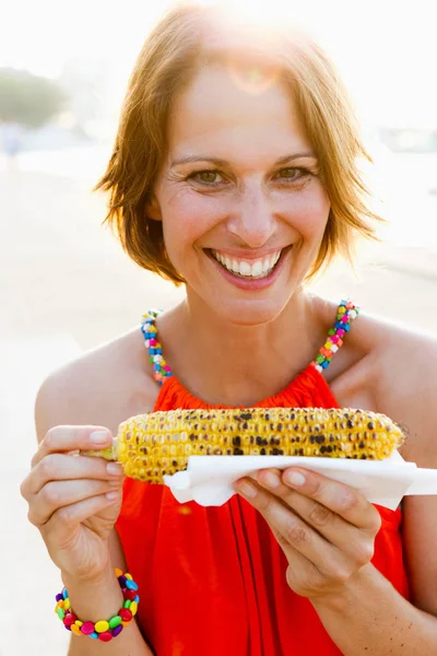 Mulher Comendo Milho Cob Livre — Fotografia de Stock