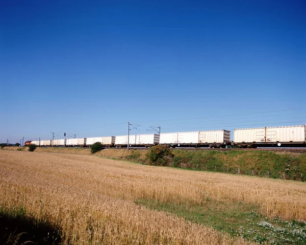 Mavi Gökyüzünde Yük Treni — Stok fotoğraf