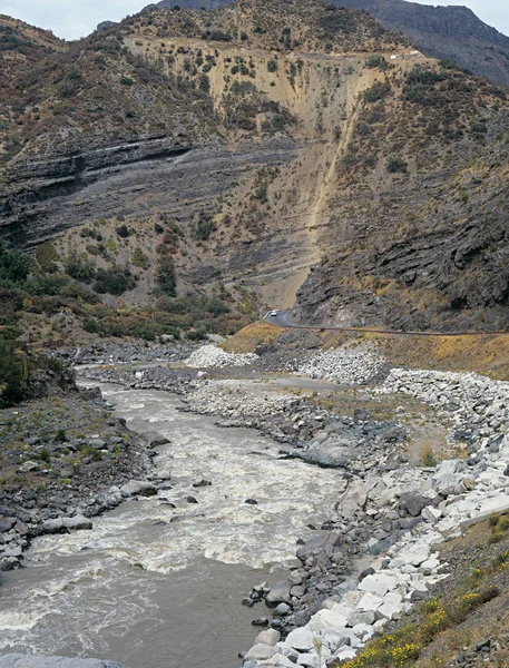 瑞浦峡谷附近的河流和高山 — 图库照片