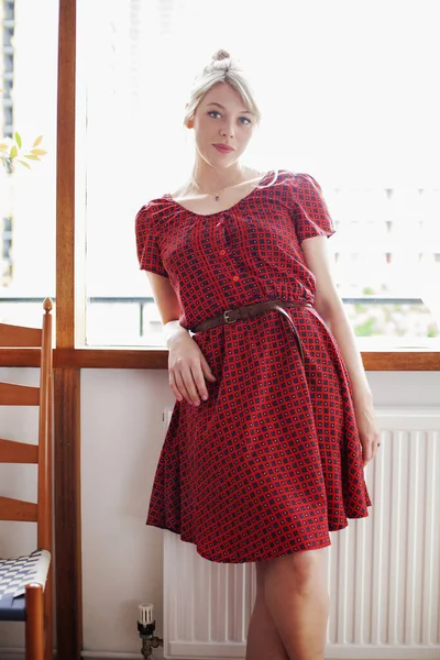 Jovem Mulher Vestindo Vestido Vermelho — Fotografia de Stock