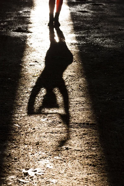 Güneş Işığı Altında Dans Eden Genç Bir Kadının Ayakları Gölgesi — Stok fotoğraf
