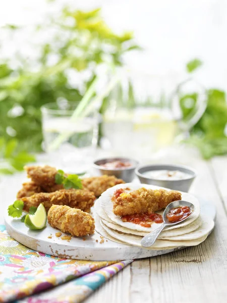 Mini Fajitas Pollo Crujiente Con Envolturas Tortilla Rodaja Lima Saborear —  Fotos de Stock