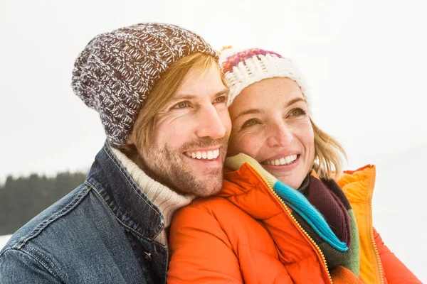 Portrait Couple Portant Des Chapeaux Tricot — Photo