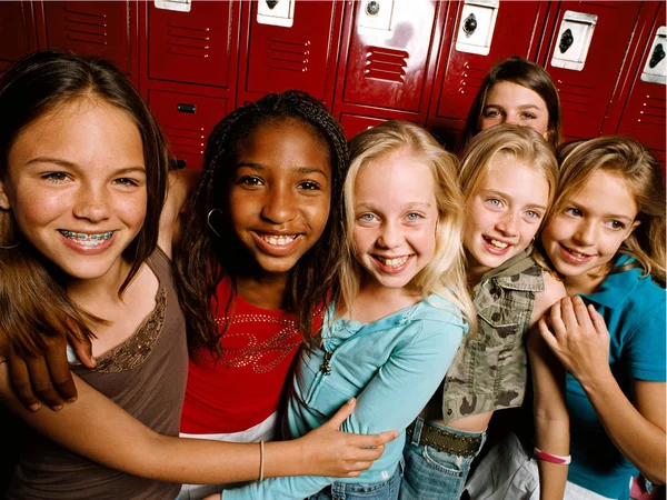 Giovani Amici Piedi Insieme Spogliatoio Della Scuola Ritratto — Foto Stock