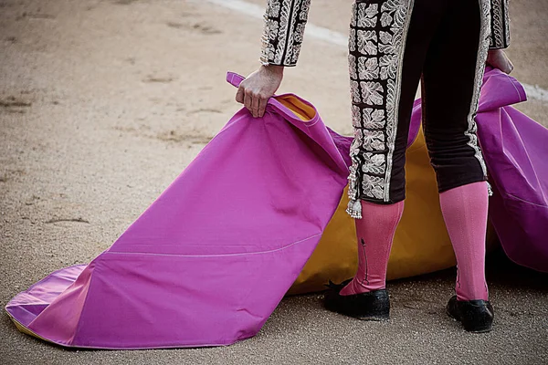 ピンクのケープを持つ闘牛士ラス ベンタス ブルリングマドリード — ストック写真