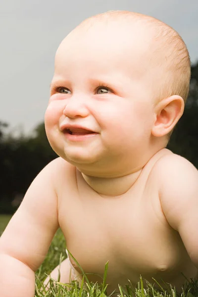 Niedliches Baby Krabbelt Auf Gras — Stockfoto