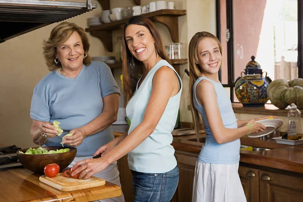Ženy Rodiny Které Připravují Salát — Stock fotografie