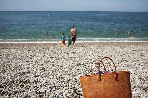 Bakifrån Far Och Två Söner Stranden Normandie Frankrike — Stockfoto