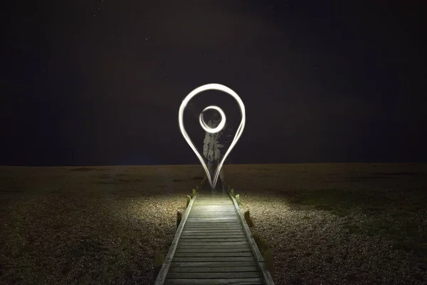 Glowing digital map location symbol at night — Stock Photo, Image