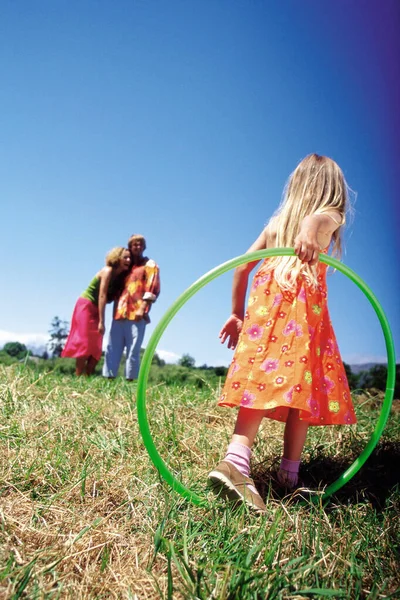 Ragazza Con Cerchio Plastica — Foto Stock