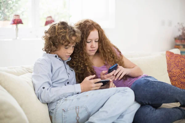 Siblings Playing Handheld Computer Game Couch — Stock Photo, Image