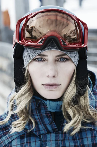 Mujer Joven Con Ropa Esquí Gafas — Foto de Stock