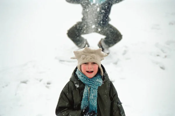 Ομαδικό Πορτρέτο Των Παιδιών Που Παίζουν Στο Χιόνι — Φωτογραφία Αρχείου