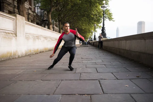 Hombre Joven Entrenando Orillas Del Río — Foto de Stock