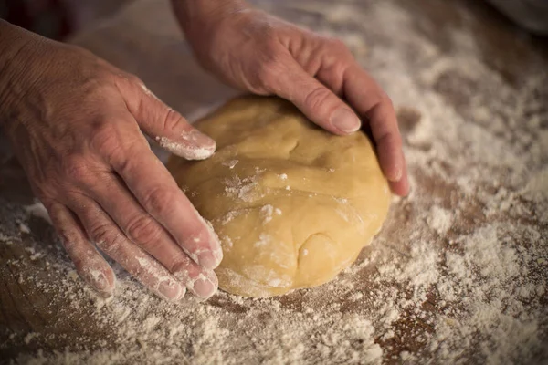 Knåda Kanel Och Honung Deg För Att Göra Hembakade Kakor — Stockfoto