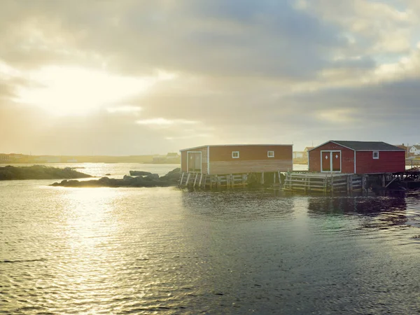 Huts by ocean, Fogo Island, Newfoundland, Канада — стоковое фото