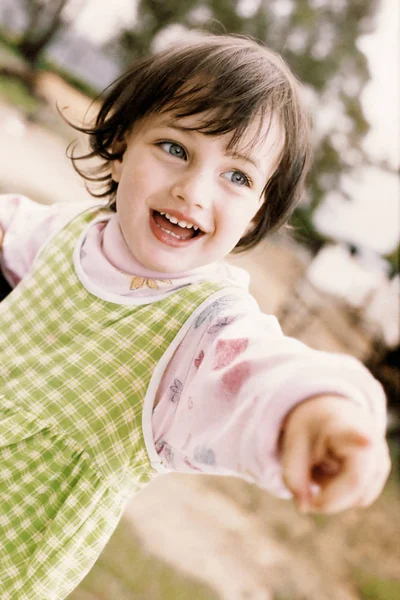 Sourire Fille Pointant Vers Caméra — Photo