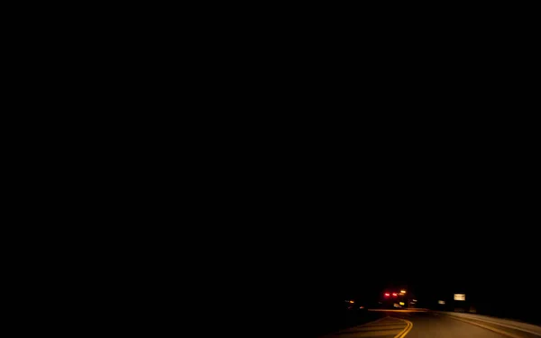 夜の選択的フォーカスで道路 — ストック写真