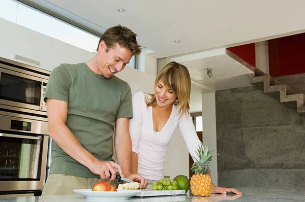 Casal Preparando Frutas Perto — Fotografia de Stock