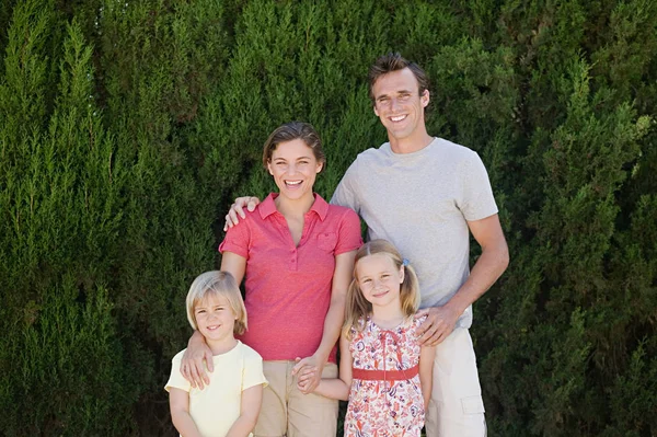 Família Feliz Olhando Para Câmera — Fotografia de Stock